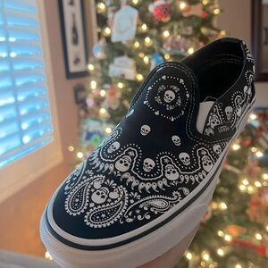 Vans Classic Slip-ons 
US MENS SIZE 6 / US WOMENS SIZE 7.5
New in box !!!!